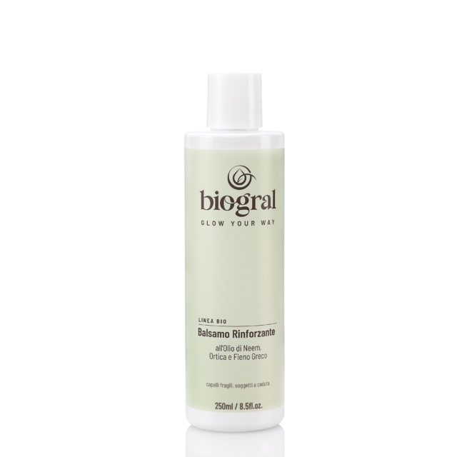 Confezione da 250ml di balzamo rinforzante Biogral, sfondo bianco